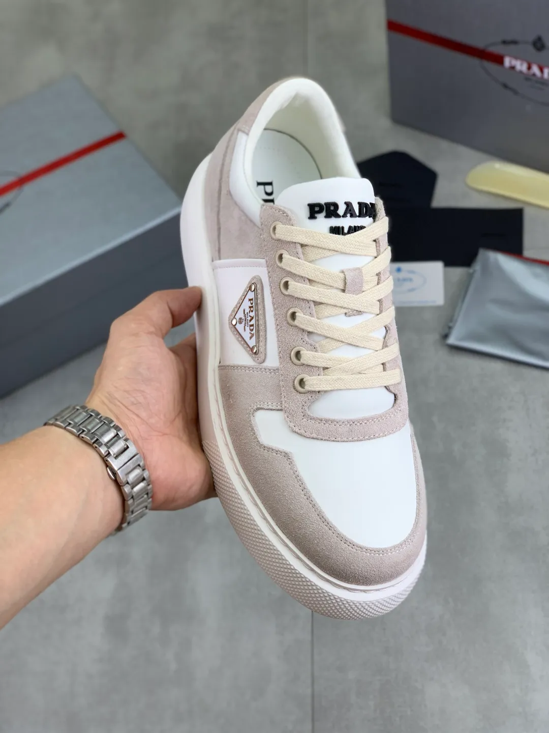 Men's shoes 💰P560💰 [New model] High version official website popular model is on the market, 🆘 Trendy brand (Prada) mainly promotes popular model, avant-garde and versatile fashionable men's shoes private version mold opening, cowhide surface splicing 1:1.. Stylish and simple, original imported cowhide lining cowhide feet; the atmosphere and personality are more fashionable, eye-catching and pursuing class. It will subvert the old idea and be a must-have for fashion trendsetters with you! Must keep it for yourself! Tall and comfortable, large and low, high-end quality workmanship. Code number: 38-44 5⃣️colors available.